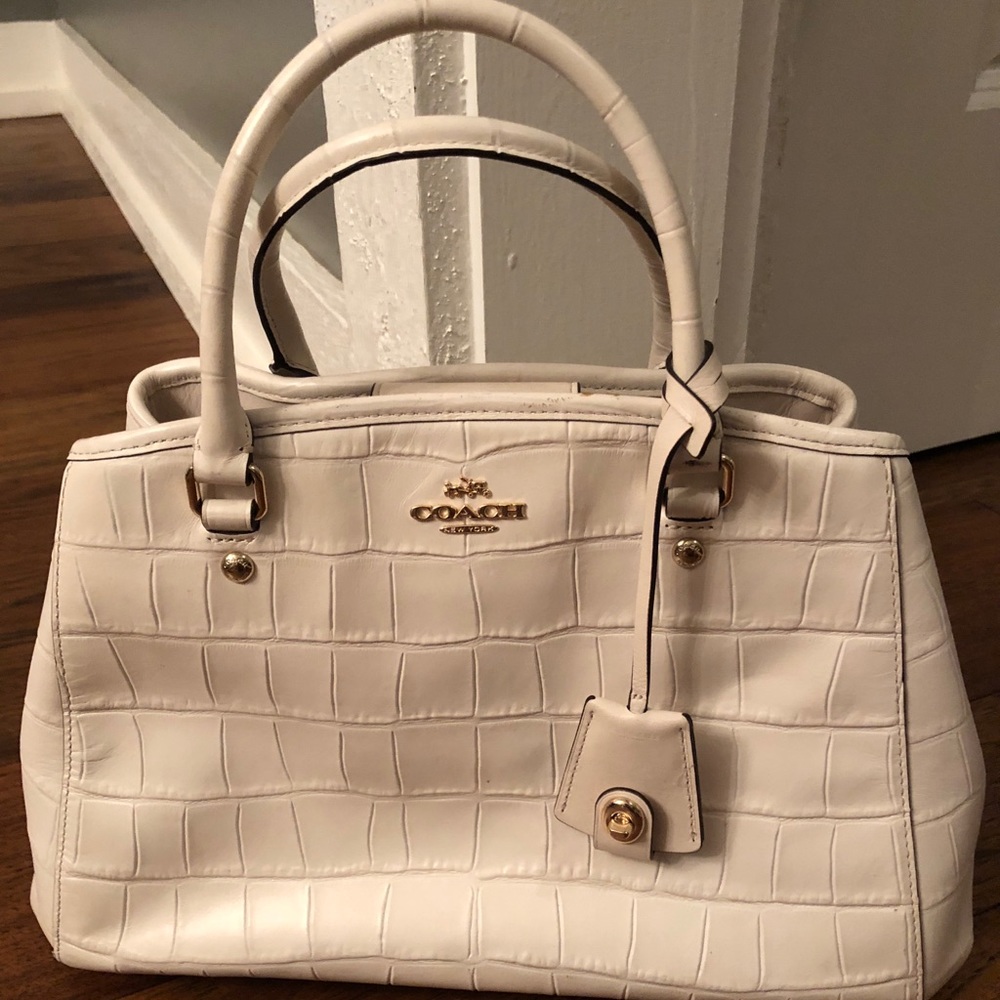 Perfect COACH tote 👜 for any season!! 💁🏼‍♀️